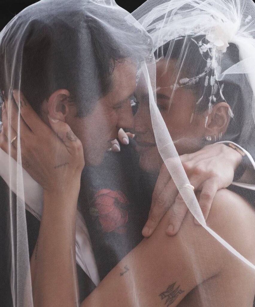 Dua Lipa revela su espectacular vestido de novia diseñado por Chanel