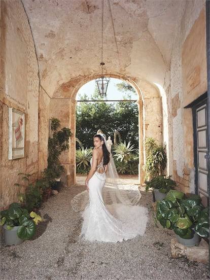 Dua Lipa revela su espectacular vestido de novia diseñado por Chanel
