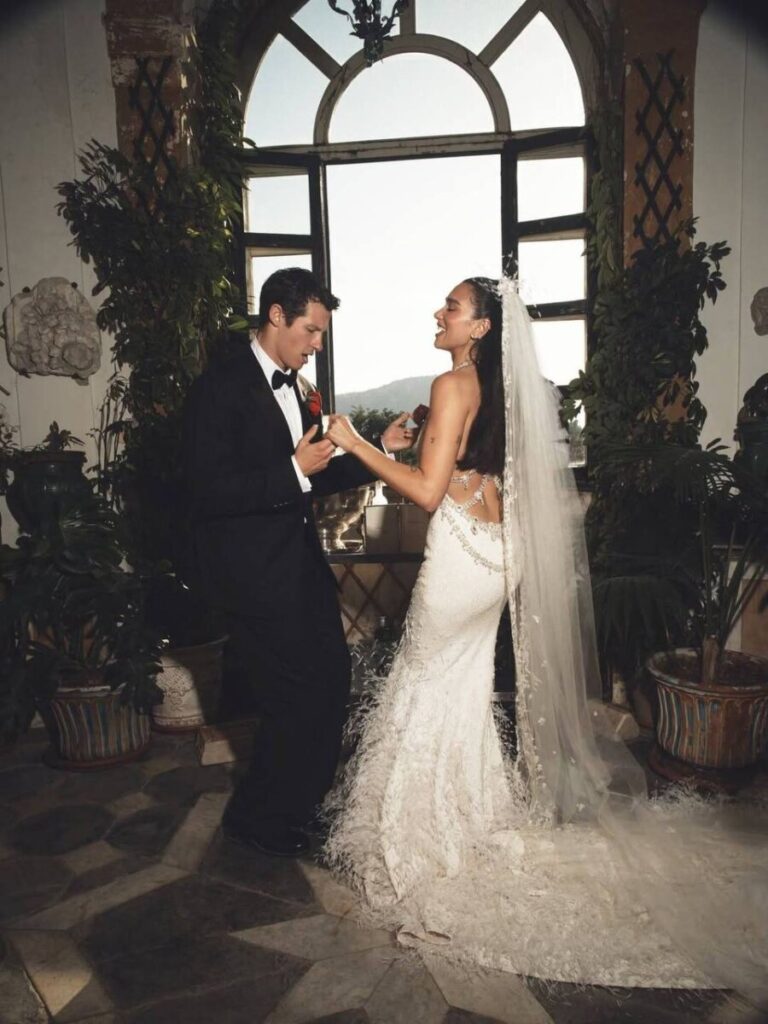 Dua Lipa revela su espectacular vestido de novia diseñado por Chanel
