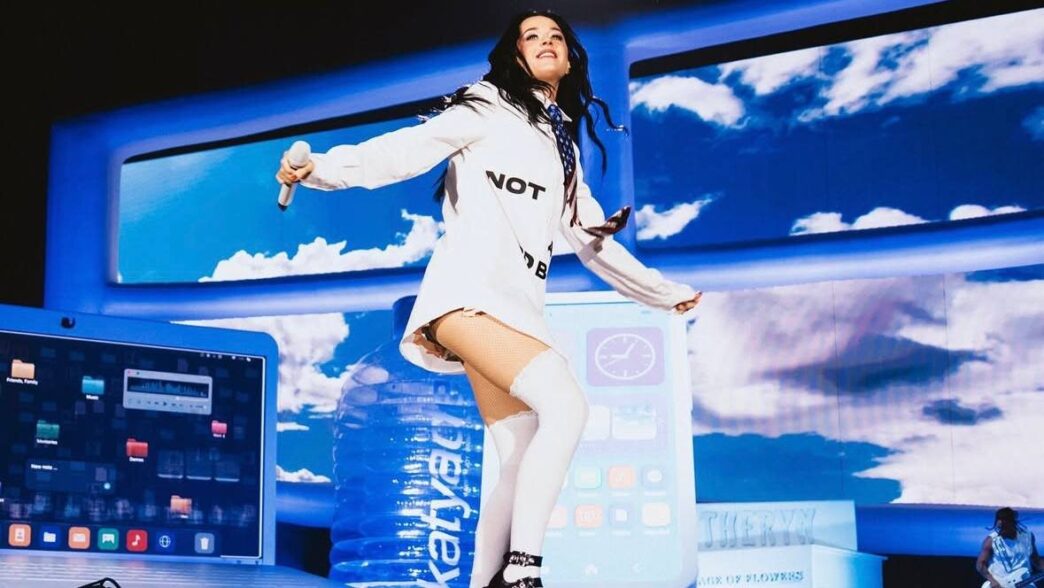 Katy Perry lanza indirectas a sus exparejas
