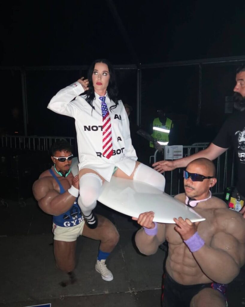 Katy Perry lanza indirectas a sus exparejas