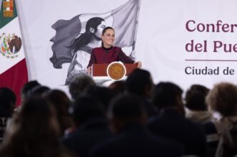 Sheinbaum fija meta petrolera de 1.8 millones de barriles diarios y acelera la transición energética