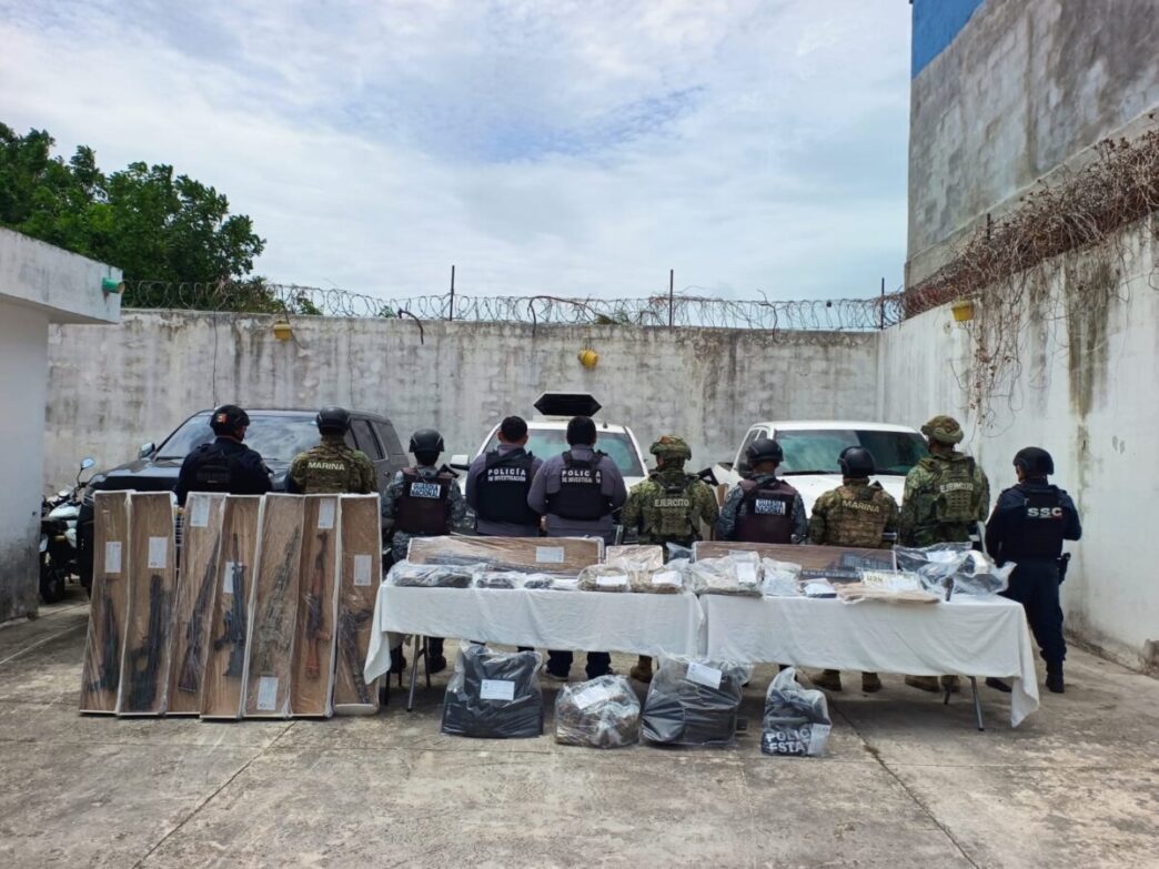 FGE Quintana Roo y SSC aseguran tres camionetas con presuntas drogas y armas de fuego en Bacalar