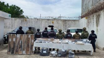 FGE Quintana Roo y SSC aseguran tres camionetas con presuntas drogas y armas de fuego en Bacalar