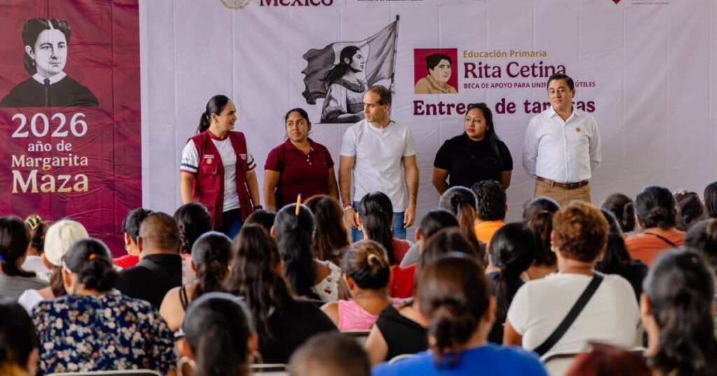 Entregan más de 600 becas Rita Cetina en Tulum