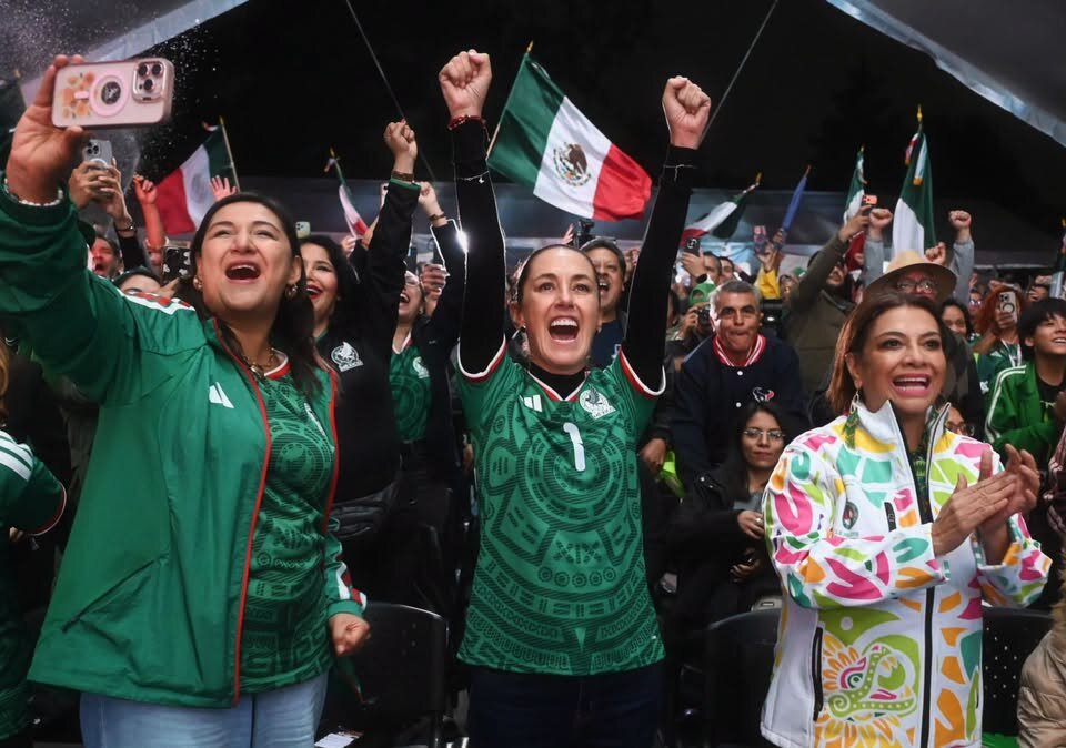 El sismógrafo del Azteca lo confirmó: México venció 2-0 a Ecuador, clasificó a octavos y el Ángel de la Independencia estalló de alegría