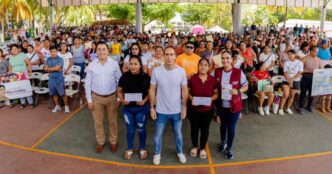 Entregan más de 600 becas Rita Cetina en Tulum