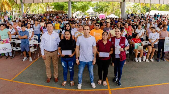 Entregan más de 600 becas Rita Cetina en Tulum