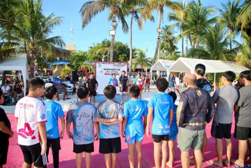 Gobierno de Isla Mujeres impulsa práctica del Jiu-Jitsu, junto a la playa