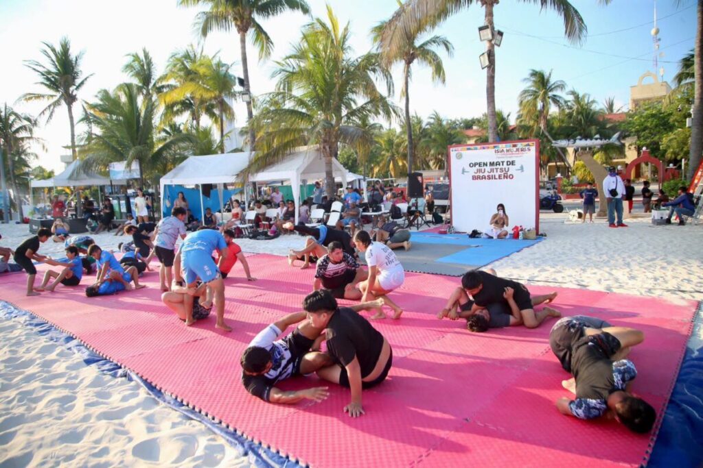 Gobierno de Isla Mujeres impulsa práctica del Jiu-Jitsu, junto a la playa