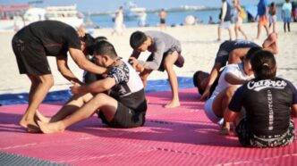Gobierno de Isla Mujeres impulsa práctica del Jiu-Jitsu, junto a la playa