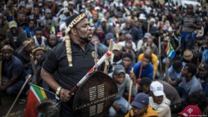 Manifestantes sudafricanos obligan a los inmigrantes a abandonar sus hogares
