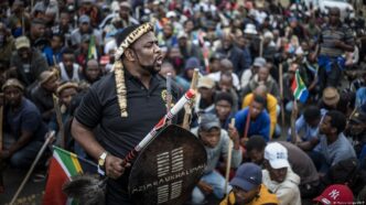 Manifestantes sudafricanos obligan a los inmigrantes a abandonar sus hogares
