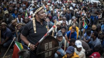 Manifestantes sudafricanos obligan a los inmigrantes a abandonar sus hogares