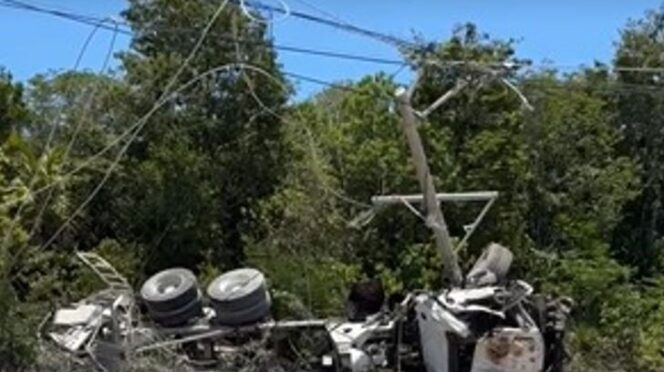 Vuelca y arde unidad en la carretera cerca de Xel-Há