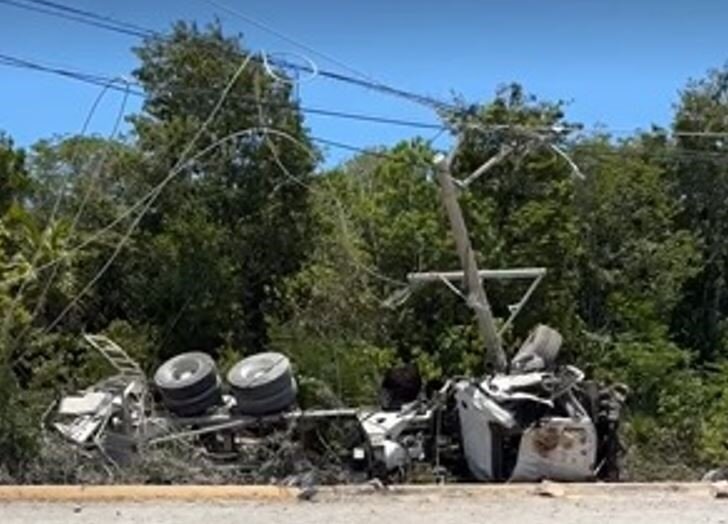 Vuelca y arde unidad en la carretera cerca de Xel-Há