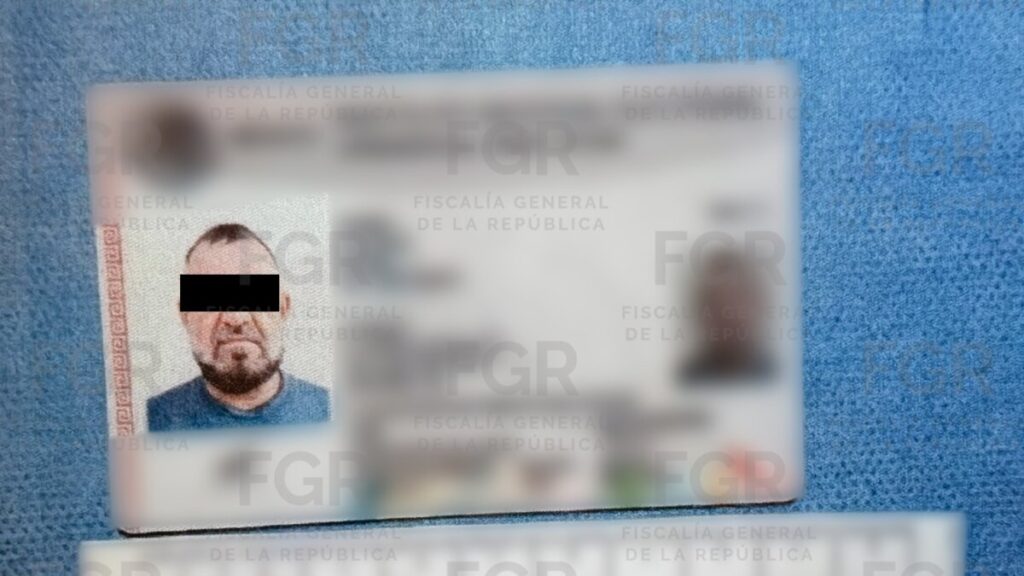 Procesan a hombre por presentar INE falsa en aeropuerto