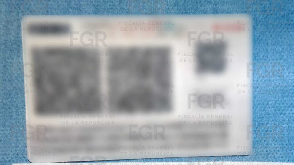 Procesan a hombre por presentar INE falsa en aeropuerto
