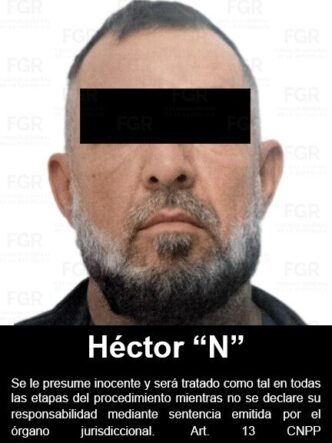 Procesan a hombre por presentar INE falsa en aeropuerto