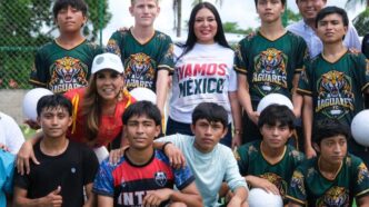 Mara Lezama convive con niños y jóvenes y supervisa la nueva cancha del Mundial Social en José María Morelos