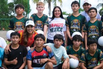 Mara Lezama convive con niños y jóvenes y supervisa la nueva cancha del Mundial Social en José María Morelos