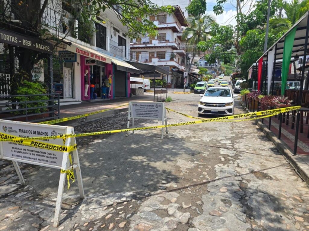 Refuerzan bacheo en Vallarta