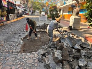Refuerzan bacheo en Vallarta