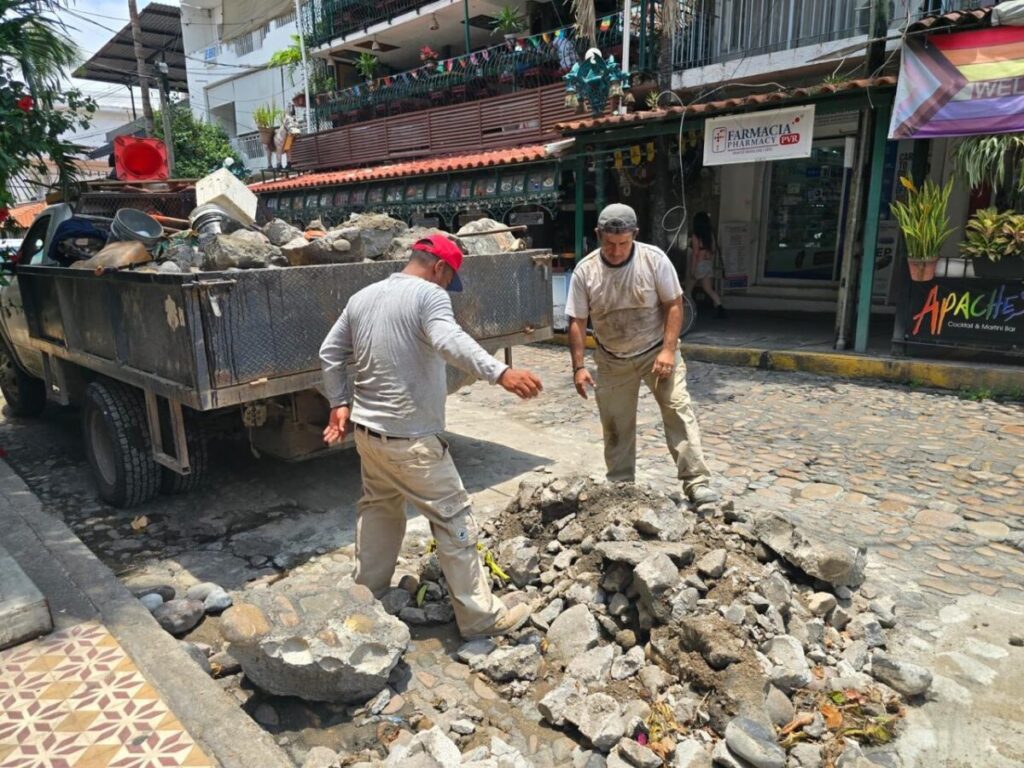Refuerzan bacheo en Vallarta