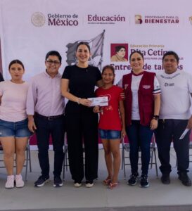 Estefanía Mercado acompaña la entrega de tarjetas de la beca “Rita Cetina” a estudiantes de educación básica de Playa del Carmen