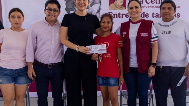 Estefanía Mercado acompaña la entrega de tarjetas de la beca “Rita Cetina” a estudiantes de educación básica de Playa del Carmen