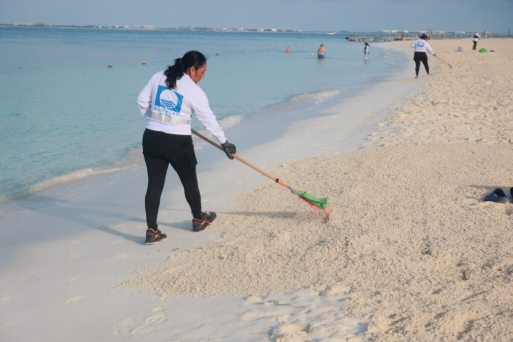 Gobierno de Isla Mujeres se prepara para izar por quinto año consecutivo la bandera Blue Flag en Playa Centro y Playa Norte