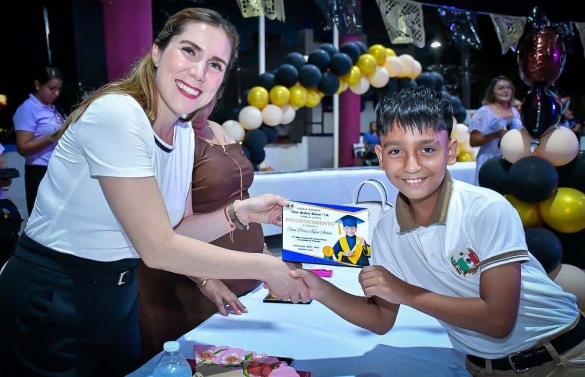 Atenea acompaña como Madrina de Generación a egresados de la Primaria César Mendoza Santana