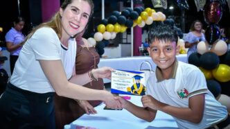 Atenea acompaña como Madrina de Generación a egresados de la Primaria César Mendoza Santana