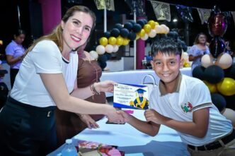 Atenea acompaña como Madrina de Generación a egresados de la Primaria César Mendoza Santana