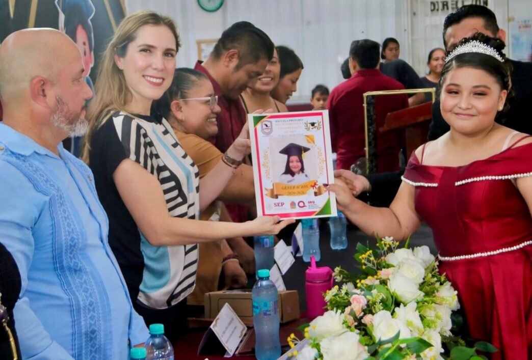 Atenea refrenda su respaldo a la educación durante graduación en la Zona Continental