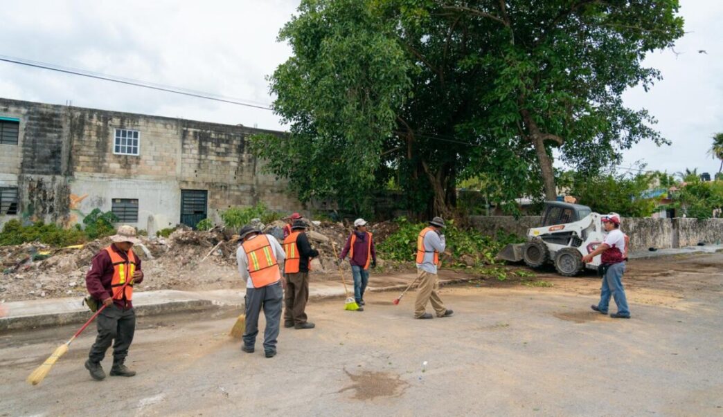 Chacón encabeza jornada Juntos Limpiamos Cozumel en la colonia Emiliano Zapata