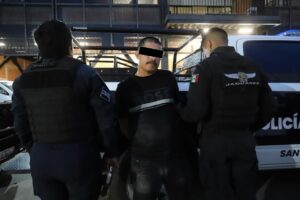 Detienen a hombre armado tras incidente vial