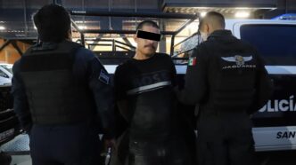 Detienen a hombre armado tras incidente vial