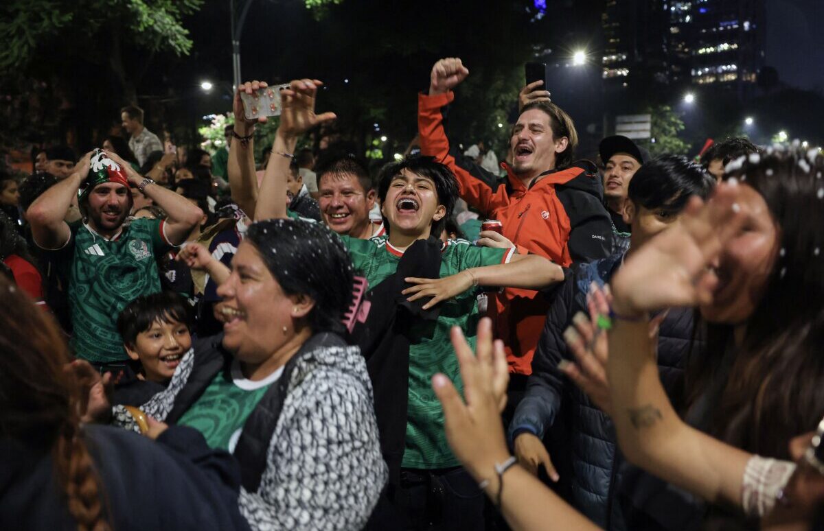 Tres personas murieron por asfixia en Paseo de la Reforma durante los festejos del triunfo de México