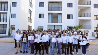 Entregan viviendas del Bienestar a derechohabientes de Sinaloa