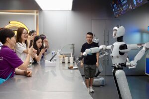 El extraño Diálogo Global sobre la IA de la ONU: robots asesinos, un violinista robótico y cifras que no cuadran