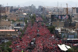 Millones acompañan la procesión fúnebre de Khamenei en Teherán; el nuevo líder supremo de Irán no aparece en el funeral de su padre