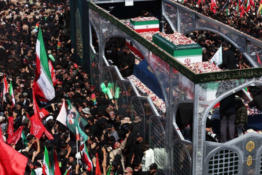 Millones acompañan la procesión fúnebre de Khamenei en Teherán; el nuevo líder supremo de Irán no aparece en el funeral de su padre
