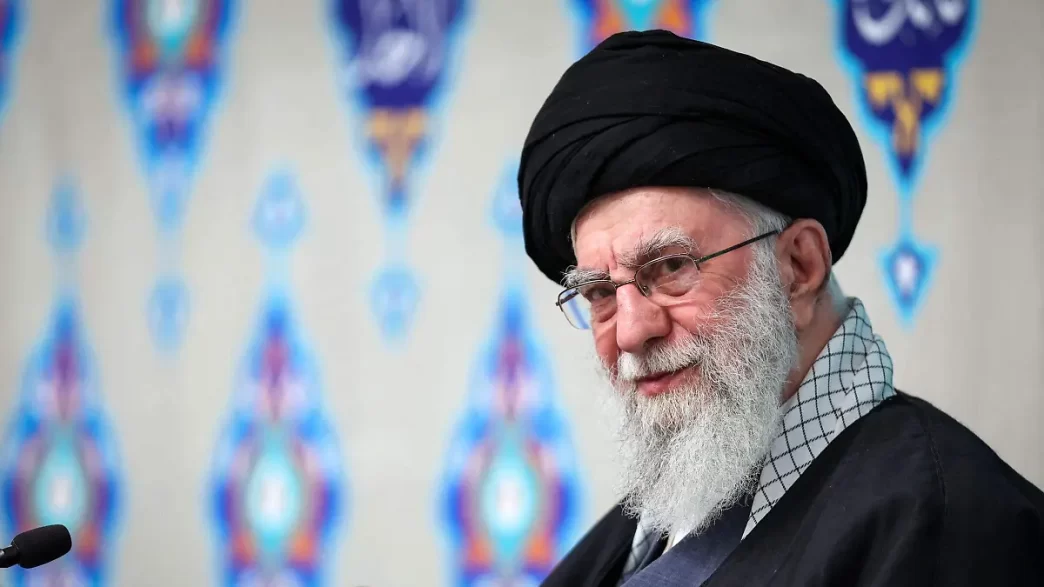 Irán despide a Alí Jamenei con un funeral multitudinario en medio de una crisis política y social