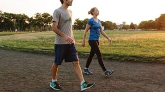 Caminar a diario: el hábito que puede transformar tu salud
