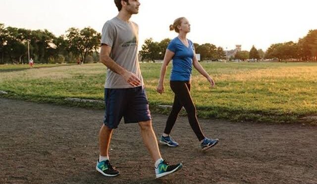 Caminar a diario: el hábito que puede transformar tu salud