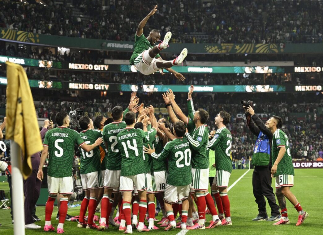 El sismógrafo del Azteca lo confirmó: México venció 2-0 a Ecuador, clasificó a octavos y el Ángel de la Independencia estalló de alegría
