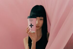 Un tribunal chino ordenó a Molly Tea pagar $1.5M a Louis Vuitton por copiar su logo de cuatro pétalos. Pero ese diseño tiene más de 5,000 años