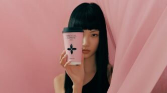Un tribunal chino ordenó a Molly Tea pagar $1.5M a Louis Vuitton por copiar su logo de cuatro pétalos. Pero ese diseño tiene más de 5,000 años