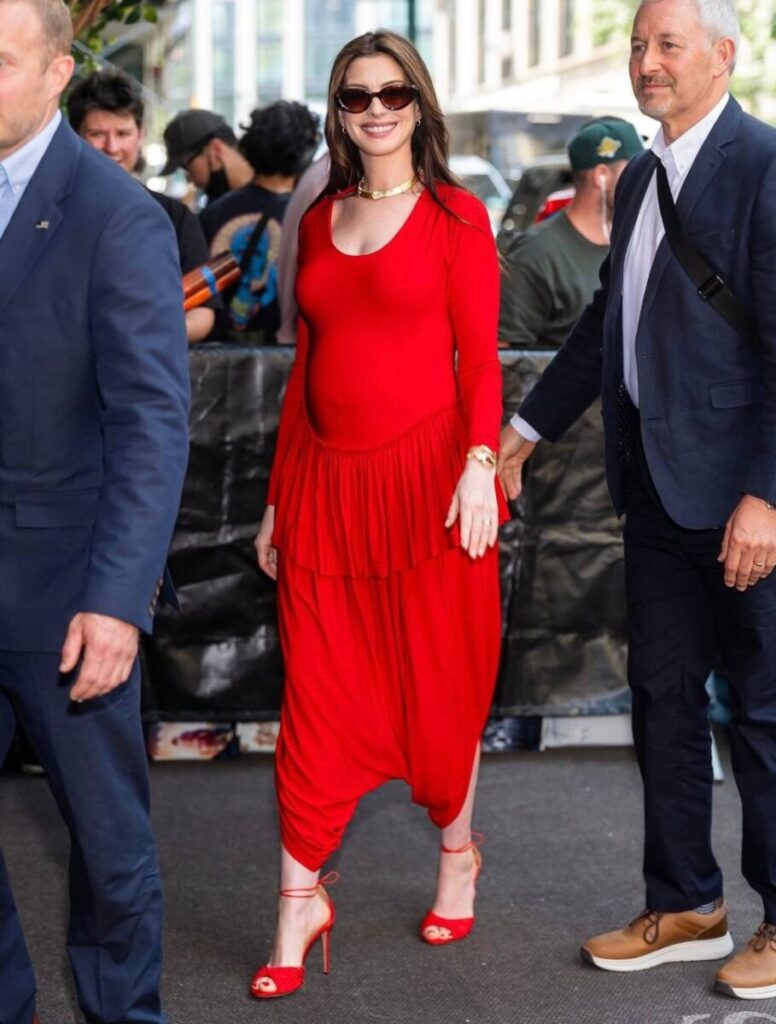 Anne Hathaway presume su embarazo